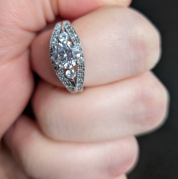 Size 7 Ring - Picture 2 of 2